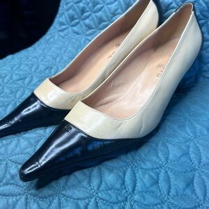 Vintage Chanel Pointy Toe Kitten Heels
Pumps size 40/SIZE 10